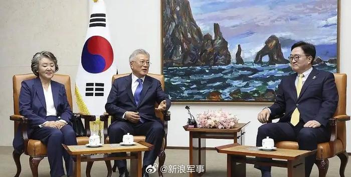 韩媒：涉嫌受贿遭起诉后首次公开露面，文在寅谴责尹锡悦政府紧急戒严是“国家倒退”